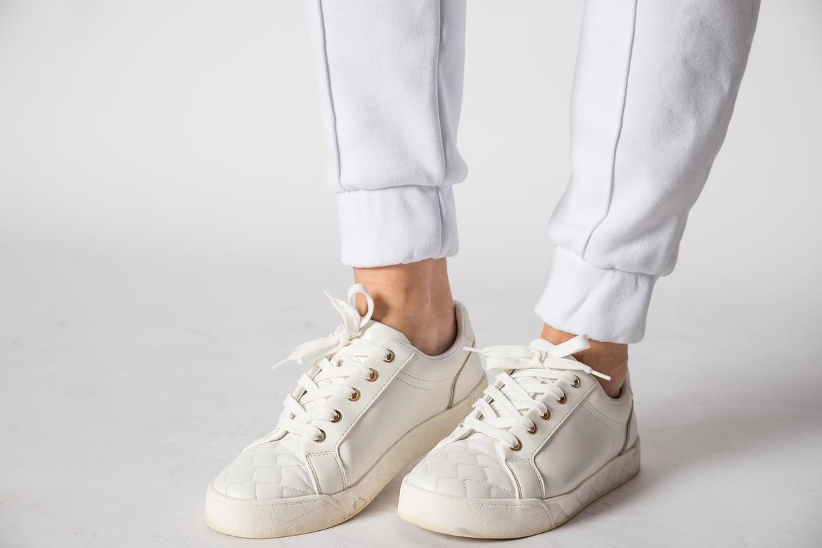 jogging chic sneakers